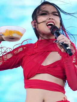 Rapper Thái Lan gây sốt khi vừa diễn vừa ăn xôi xoài tại Coachella