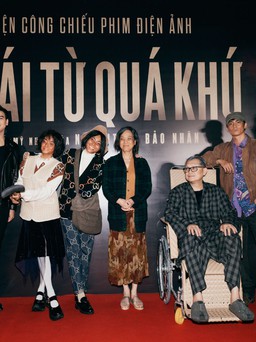 NSƯT Hữu Châu ngồi xe lăn dự công chiếu 'Cô gái từ quá khứ'