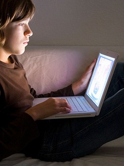 Có nên cho trẻ tiếp xúc với internet quá sớm?
