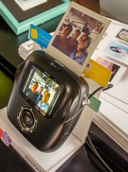 Fujifilm trình làng bộ đôi máy ảnh 'chụp xong lấy liền' SQ 10 và Instax mini 9