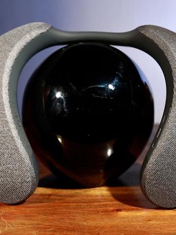 Điểm nhấn trên mẫu tai nghe choàng cổ Sony SRS-NS7