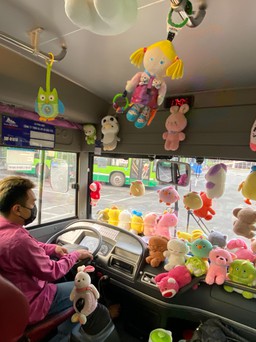 Tài xế xe buýt ‘siêu tài’ gắp cả trăm thú nhồi bông để trang trí xe buýt