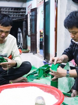 Hạnh phúc khi tự tay gói và nấu bánh chưng, bánh tét