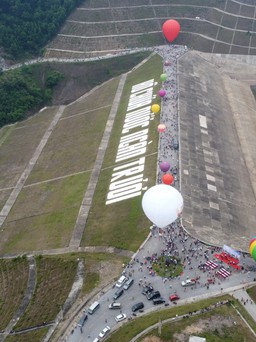 Trình diễn khinh khí cầu 'Cuộc dạo chơi của sao la - Kỳ lân Châu Á'