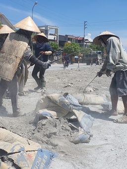 Nắng nóng khắc nghiệt: Công nhân khát khô kiệt sức, nông dân mang áo tơi ra đồng