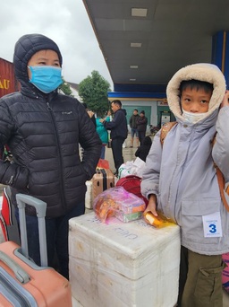 Hà Tĩnh: Người dân đón xe rời quê trong mưa lạnh