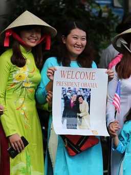 Các cô gái Sài Gòn mặc áo dài chào tạm biệt Tổng thống Obama