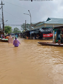 Mưa lớn trút nước xuống Hà Tĩnh đến Quảng Ngãi, cảnh báo lũ quét, sạt lở đất
