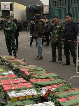 Bắt giữ 342 kg pháo nổ giấu trong xe tải từ Trung Quốc về Việt Nam