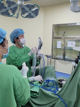 Dùng máy Lazer phẫu thuật xẻ hẹp niệu đạo thành công cho bệnh nhân