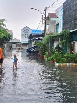 Mưa cực lớn, đường phố nội ô TP.Bạc Liêu đã nâng cấp vẫn chìm trong biển nước