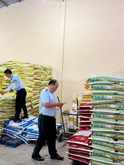 Bạc Liêu: Bắt quả tang cơ sở kinh doanh hơn 3 tấn thức ăn tôm hết hạn