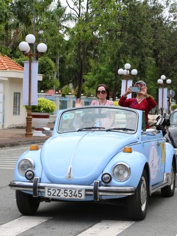 Xe ô tô cổ diễu hành chào mừng Ngày hội Văn hóa - Du lịch Bạc Liêu