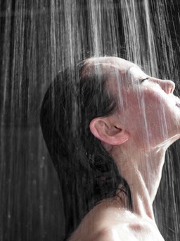 Ngày mới với tin tức sức khỏe: Phát hiện mới về lợi ích của tắm nước lạnh