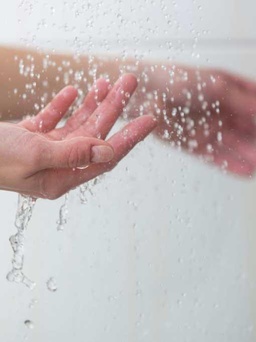 Ngày mới với tin tức sức khỏe: Phát hiện cách tắm lý tưởng khi thời tiết nóng