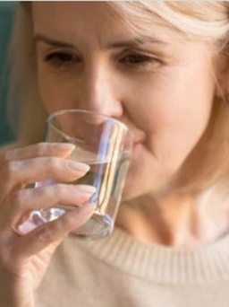 Ngày mới với tin tức sức khỏe: Cách uống nước ngăn ngừa bệnh tật