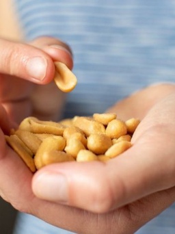 Ngày mới với tin tức sức khỏe: Tác dụng phụ khi ăn đậu phộng quá nhiều