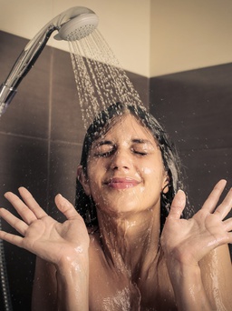 Ngày mới với tin tức sức khỏe: Vì sao không nên tắm ngay sau khi ăn?