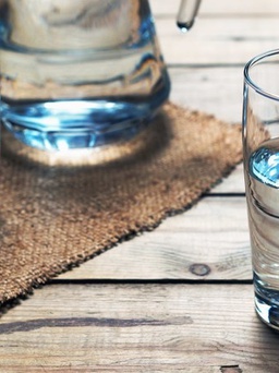 Nên uống nước trước hay sau khi ăn sáng?