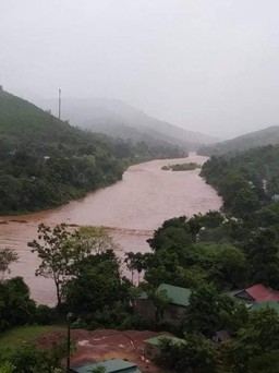 Diễn biến bão số 5 sáng 18.9 ở Quảng Trị: Mưa bão gầm gào ở đảo tiền tiêu Cồn Cỏ, miền núi ngập lụt
