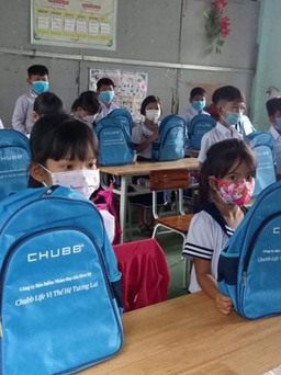 Học trò vùng trũng ở Quảng Trị được tặng hơn ngàn chiếc ba lô