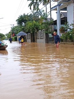 Quảng Trị: Mưa trút xuyên đêm, diện tích lúa ngập úng tăng, nước lụt ngập xóm làng