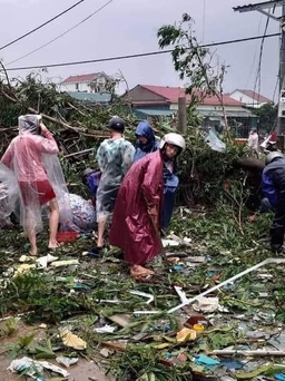 Chủ tiệm ràn rụa nước mắt vì lốc cuốn bay hết vàng, nhiều người mặc mưa gió đi tìm giúp