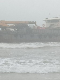 Tàu vỏ sắt nước ngoài không người lái trôi vào bờ biển Quảng Trị