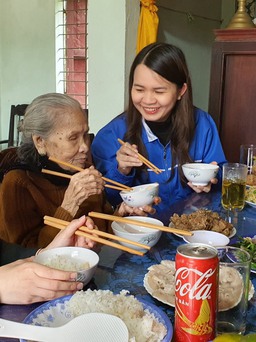 Cuối năm, tuổi trẻ Quảng Trị về ăn cơm với Mẹ Việt Nam anh hùng