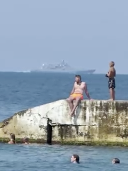 Nhiều du khách Nga vẫn tận hưởng kỳ nghỉ Crimea sau các vụ nổ