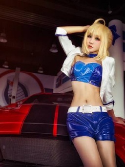 Cosplay nữ chiến binh Saber đọ dáng bên siêu xe