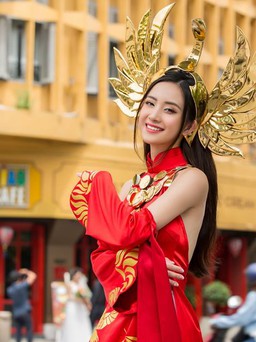 Hot girl Jun Vũ ' tỏa nắng' trên phố đi bộ Nguyễn Huệ