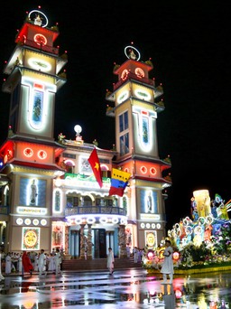 Tây Ninh: Hàng ngàn người 'đội mưa' xem rồng nhang đại lễ Hội Yến Diêu Trì Cung