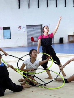 Một buổi tập của các cô gái xinh đẹp thể dục nghệ thuật Việt Nam