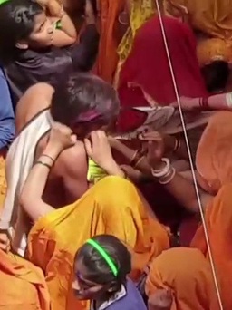 Phụ nữ đánh đập, xé áo quần đàn ông tại lễ hội Ấn Độ