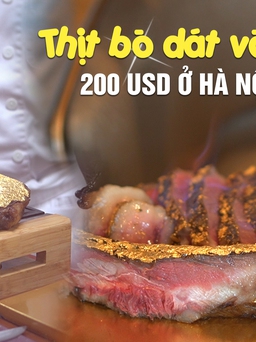 Cận cảnh món thịt bò dát vàng rắc muối của giới siêu giàu ở Hà Nội