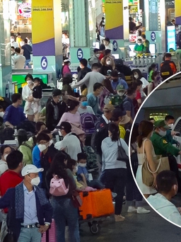 Sân bay Tân Sơn Nhất đông nghẹt, hành khách tranh giành taxi để về nhà