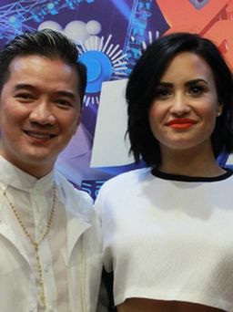 Đàm Vĩnh Hưng hào hứng bắt tay Demi Lovato