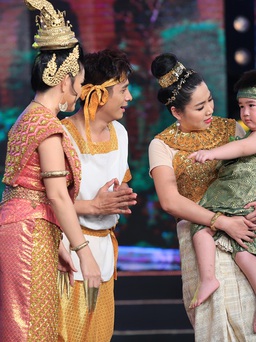 Con trai 2 tuổi của NSƯT Kim Tử Long dạn dĩ lên sân khấu