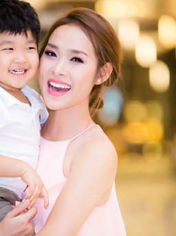 Diệp Bảo Ngọc dắt con đi diễn