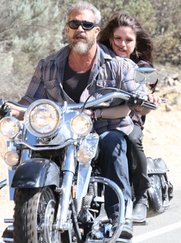 Mel Gibson tái ngộ khán giả Việt trong 'Bố già sát thủ'