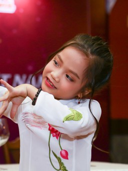 Cô bé 6 tuổi lập kỷ lục Nghệ sĩ hát nhạc dân tộc nhỏ tuổi nhất VN