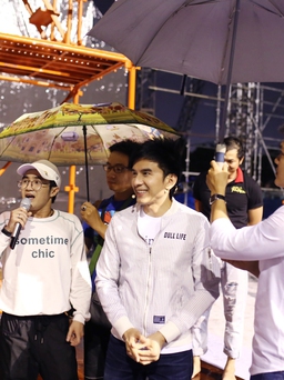 Đan Trường đội mưa tập luyện cho liveshow của Việt Hương