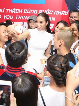 Phạm Hương được fan vây quanh khi làm giám khảo cuộc thi nhảy