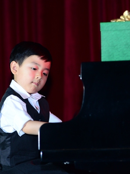 Thần đồng piano gốc Việt Evan Lê khiến khán giả say mê với 'Diễm xưa'