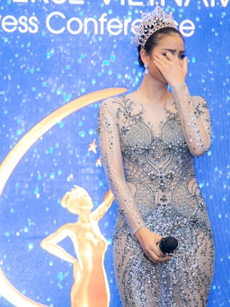 Phạm Hương bật khóc khi nhớ lại hành trình dự thi Hoa hậu Hoàn vũ