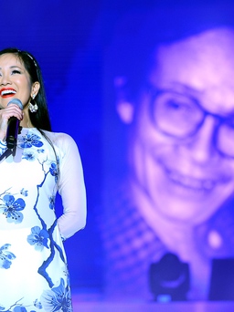 Hồng Nhung xin lỗi khán giả vì khàn giọng trong đêm nhạc Trịnh