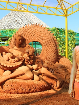 Tượng cát Con Rồng Cháu Tiên giành giải Vô địch nữ điêu khắc tượng cát thế giới