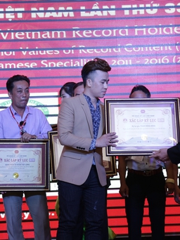 Phạm Hồng Minh nhận kỷ lục Họa sĩ vẽ tranh trình diễn đầu tiên tại Việt Nam