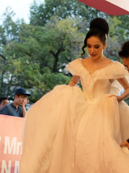 Diện váy 'khủng', Angela Phương Trinh di chuyển khó khăn trên thảm đỏ